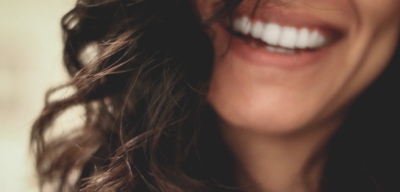 Domácí bělení zubů: Zářivě bílý úsměv za pár minut denně!