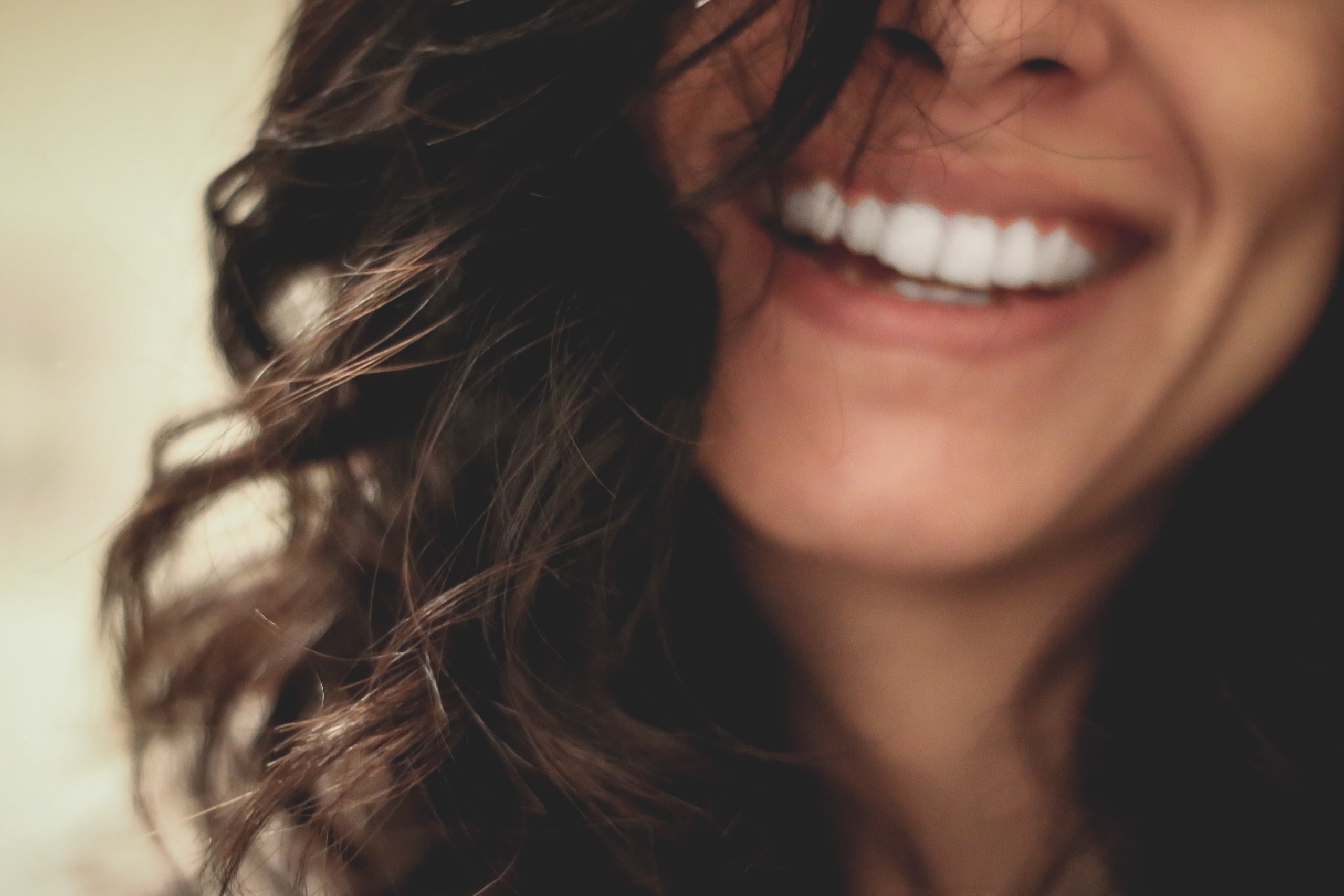 Domácí bělení zubů: Zářivě bílý úsměv za pár minut denně!